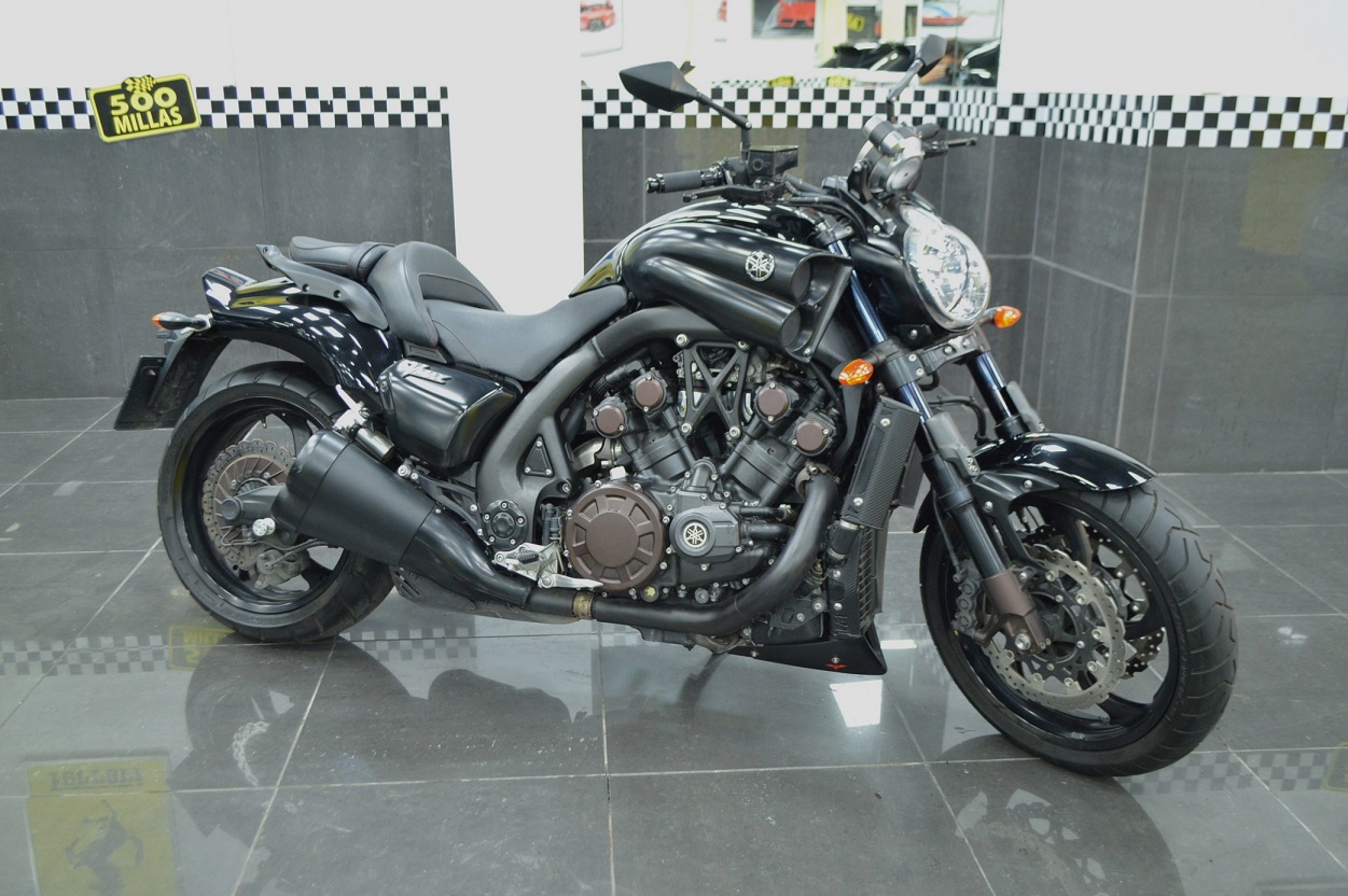 YAMAHA V-MAX 1.7 200 CV. (BLACK ED.)